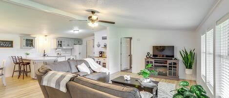 Casa (3 Bedrooms) | Zona de estar | Una chimenea, un reproductor de DVD, libros