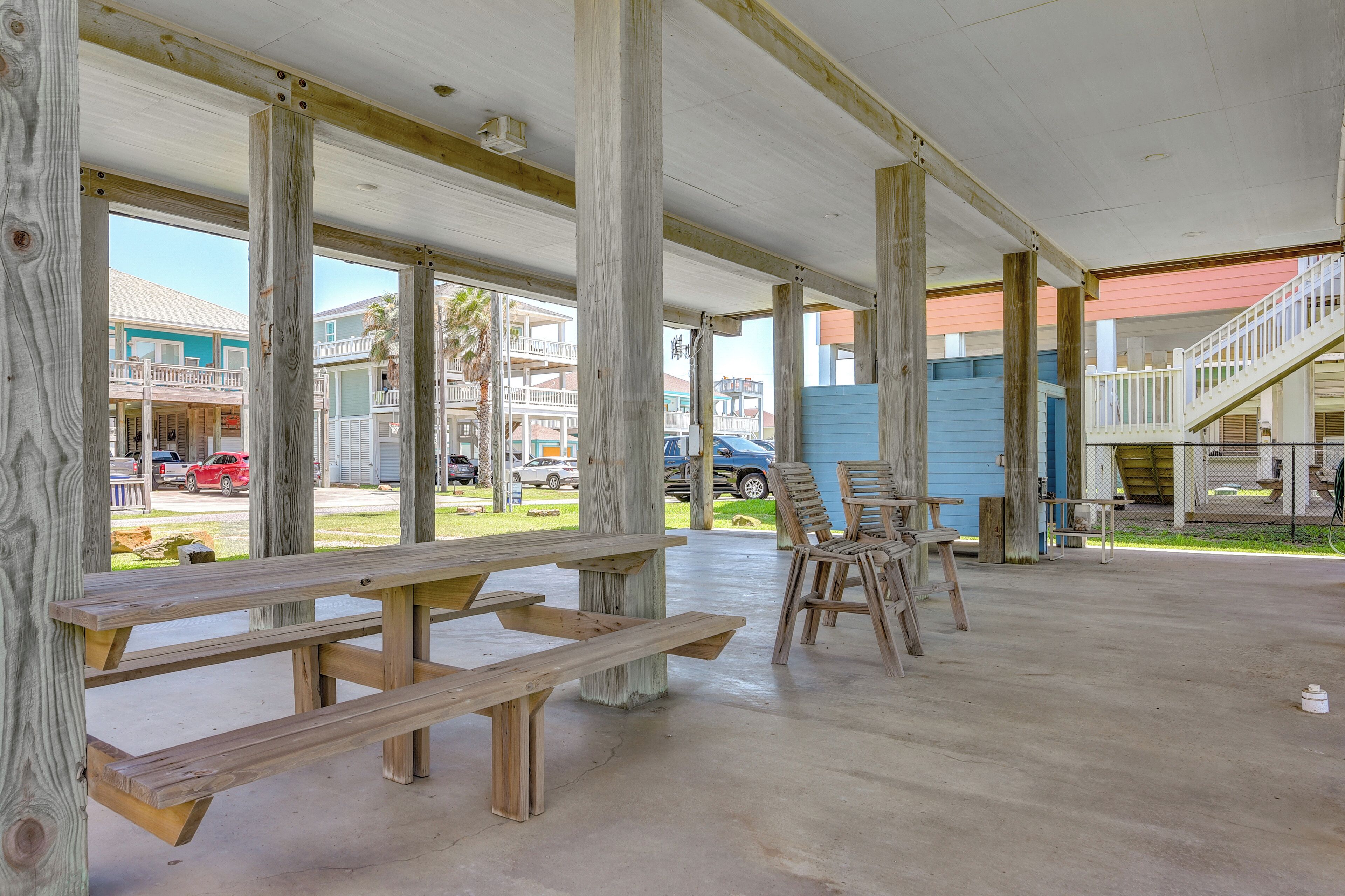 Un espace extérieur abrité, doté de bancs en bois et d’un escalier.