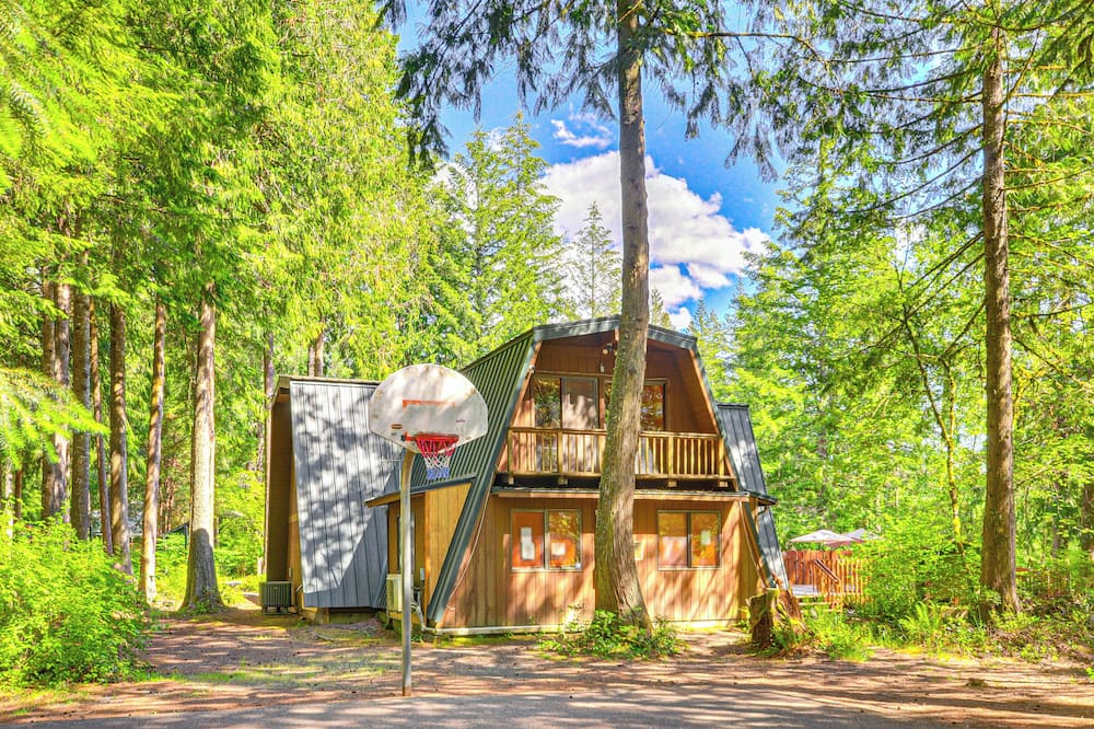 Rhododendron Retreat w/ Hot Tub: Steps to River!