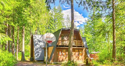 Rhododendron Retreat w/ Hot Tub: Steps to River!