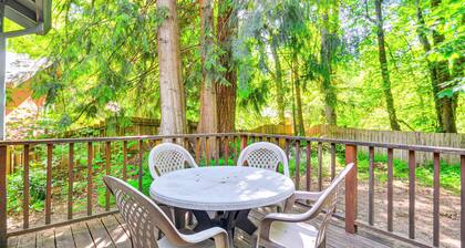 Rhododendron Retreat w/ Hot Tub: Steps to River!