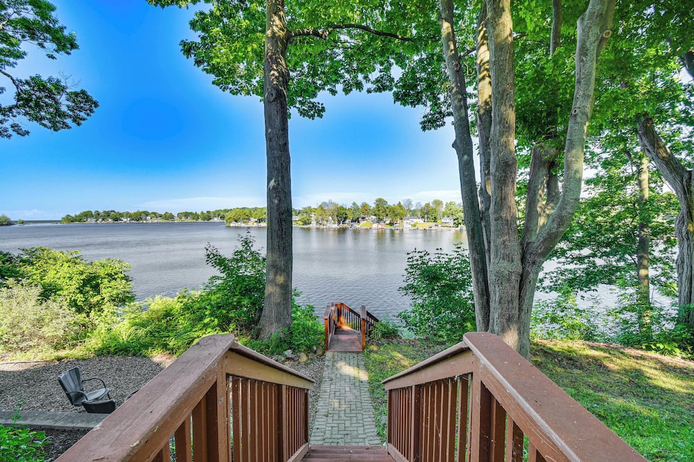 Charming Wolcott Cottage w/ Fire Pit & Mini Dock - Weedsport, NY