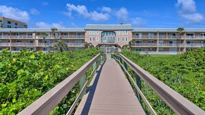 Un hôtel doté d’une cour intérieure, de nombreux balcons et d’une passerelle en bois.
