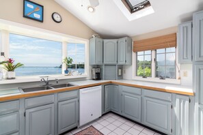 Een microgolfoven, een vaatwasser