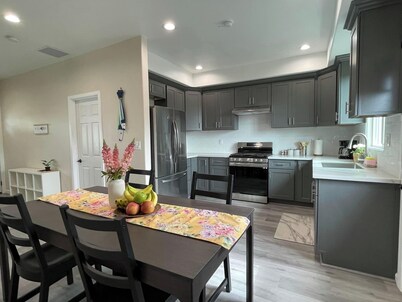 Charming 3-bedroom house Tropical theme delightful Garden Grove
