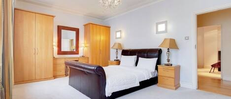 Apartemen Khas, 4 kamar tidur | 4 kamar tidur, tirai kedap cahaya, dan setrika/meja setrika