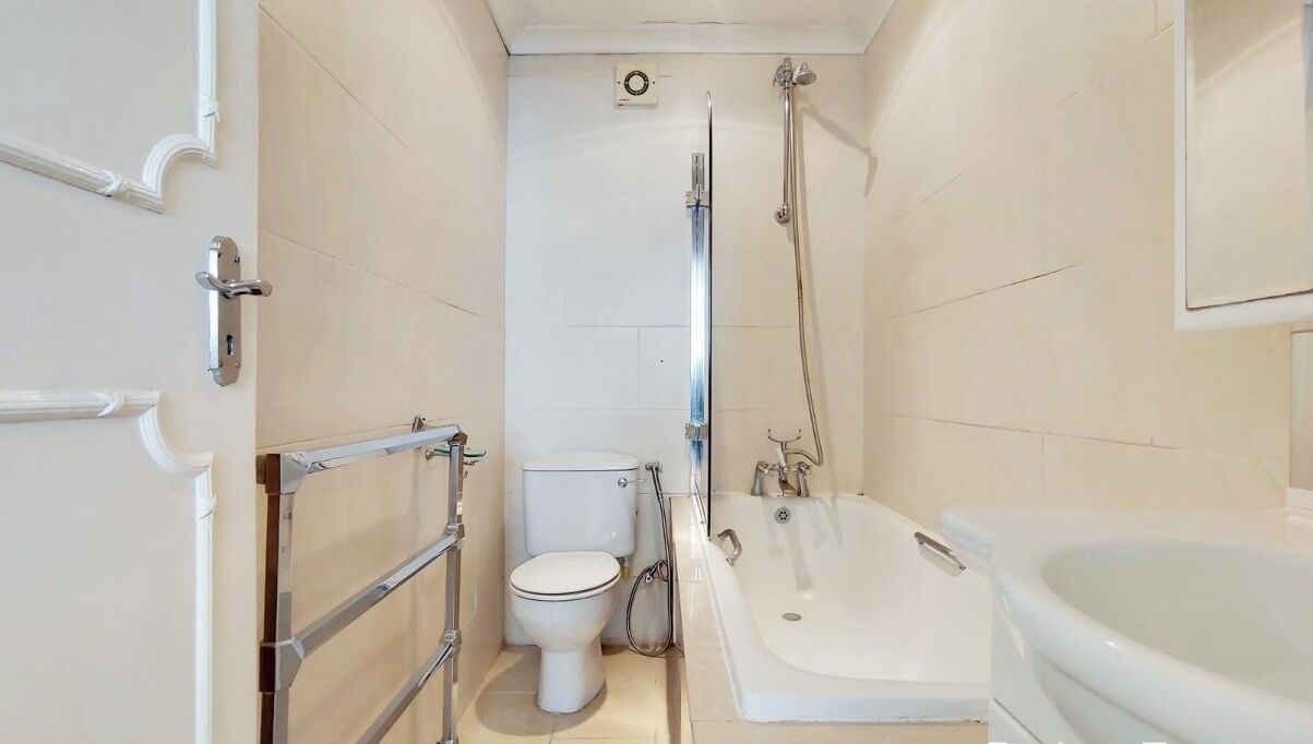 Une petite salle de bain comprenant des toilettes, une douche et une baignoire.