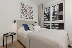 3 bedrooms, desk, laptop workspace, bed sheets - LUX Apartments by Renters Prestige (Warsaw)