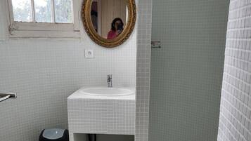 淋浴设施、毛巾、卫生纸