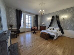 7 bedrooms, WiFi, bed sheets