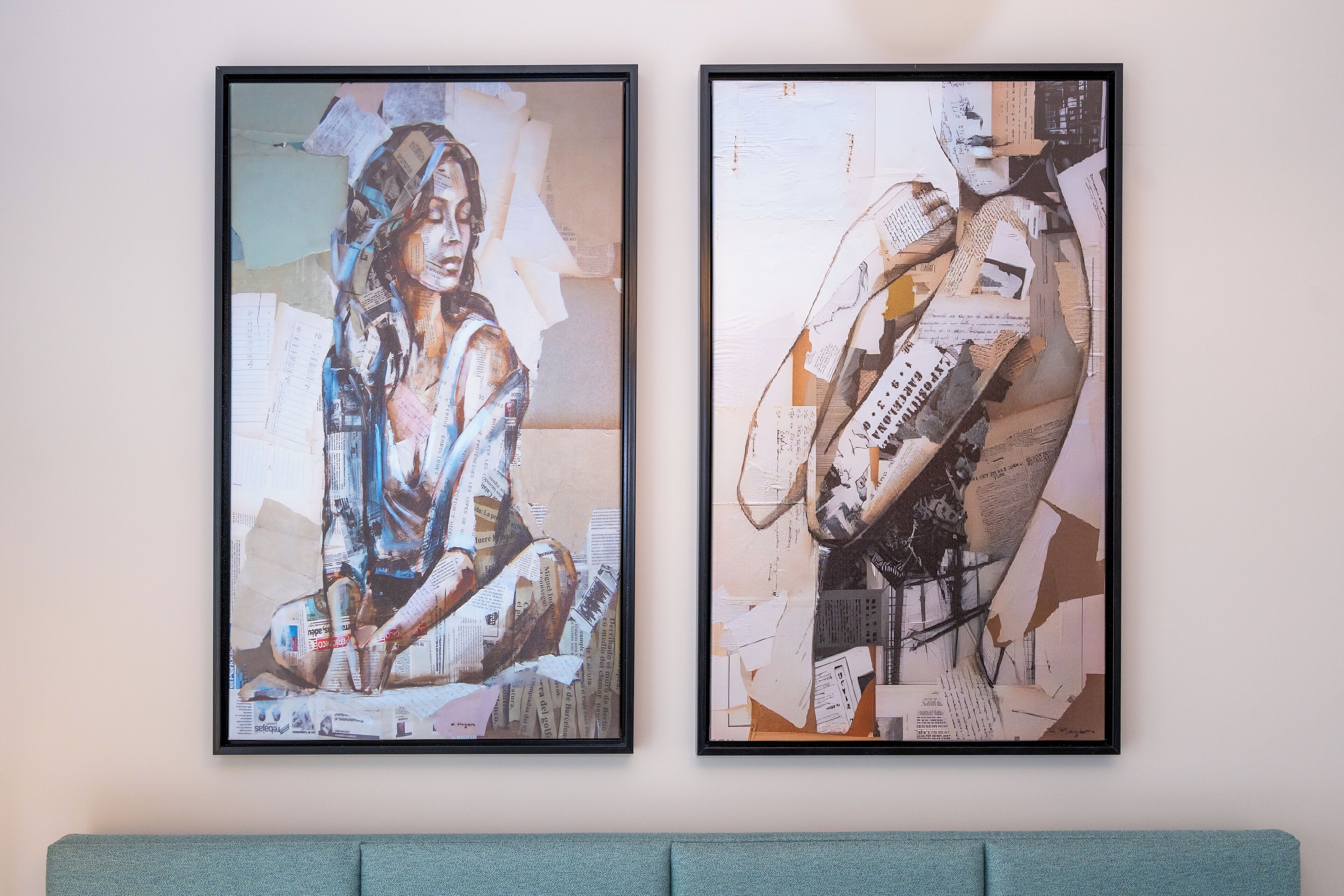 Deux œuvres d’art encadrées sont accrochées au mur, au-dessus d’un canapé de couleur turquoise.