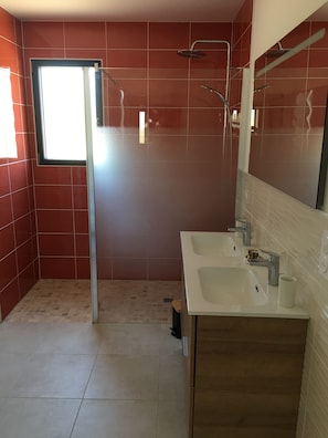 Dusche, Haartrockner, Seife, Toilettenpapier
