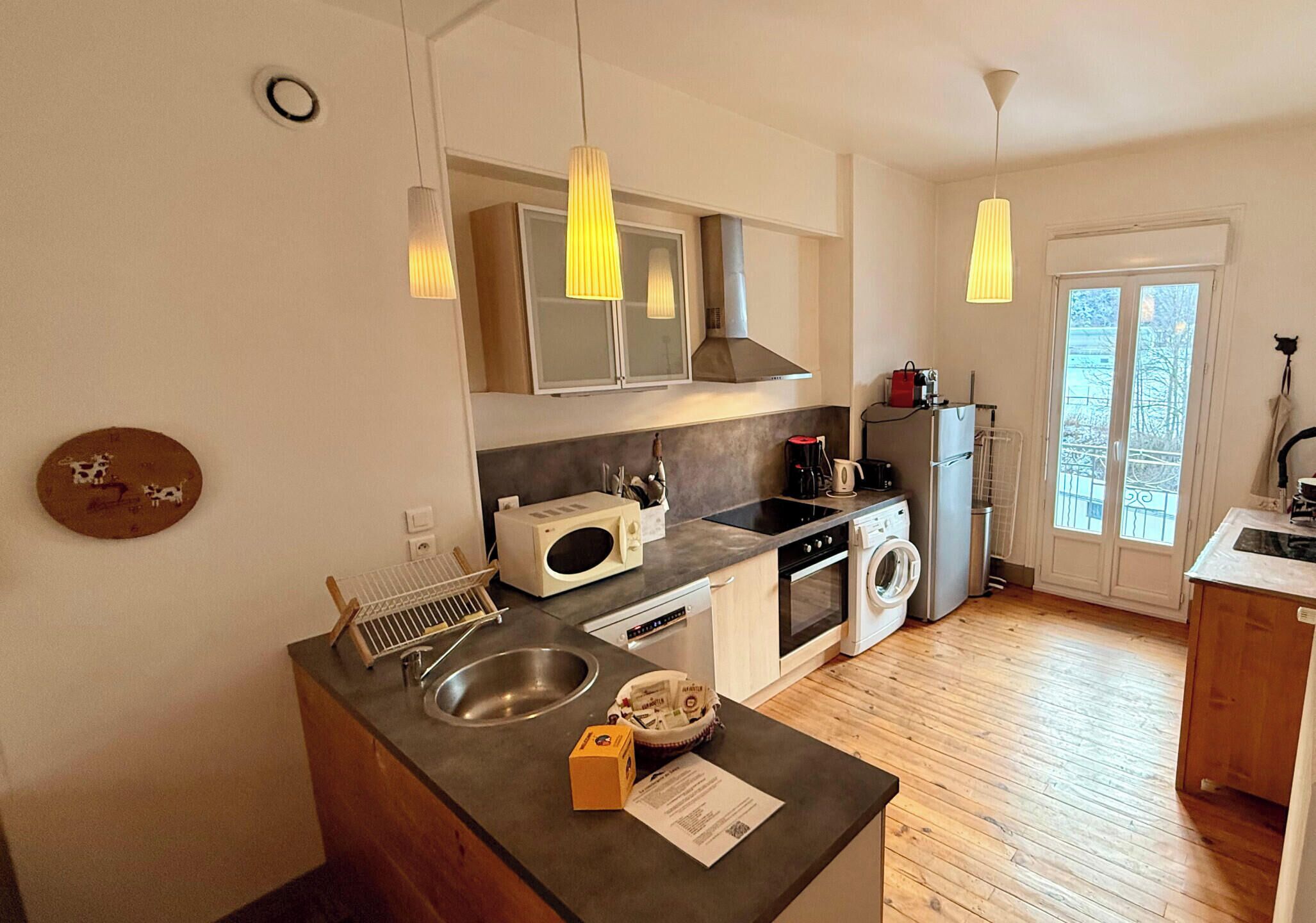 Kjøleskap, mikrobølgeovn, ovn og oppvaskmaskin