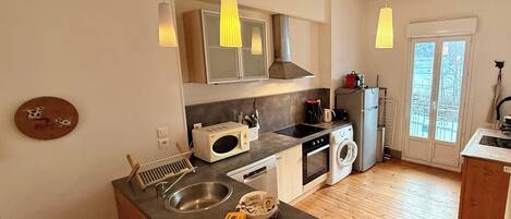 Kjøleskap, mikrobølgeovn, ovn og oppvaskmaskin