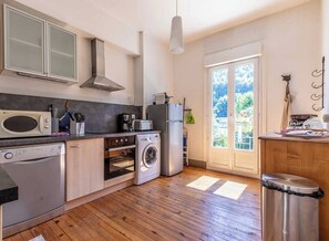 Een koelkast, een magnetron, een oven, een vaatwasser