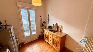 Jääkaappi, mikroaaltouuni, uuni, astianpesukone