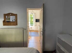 1 quarto, ferros/tábuas de passar roupa, berço de viagem