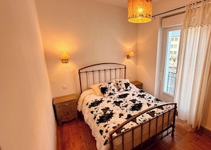 2 bedrooms, iron/ironing board, travel cot, free WiFi