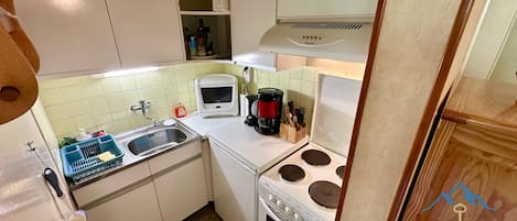 Frigorifero, microonde, forno, piano cottura
