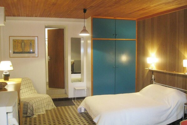 Iron/ironing board, free WiFi