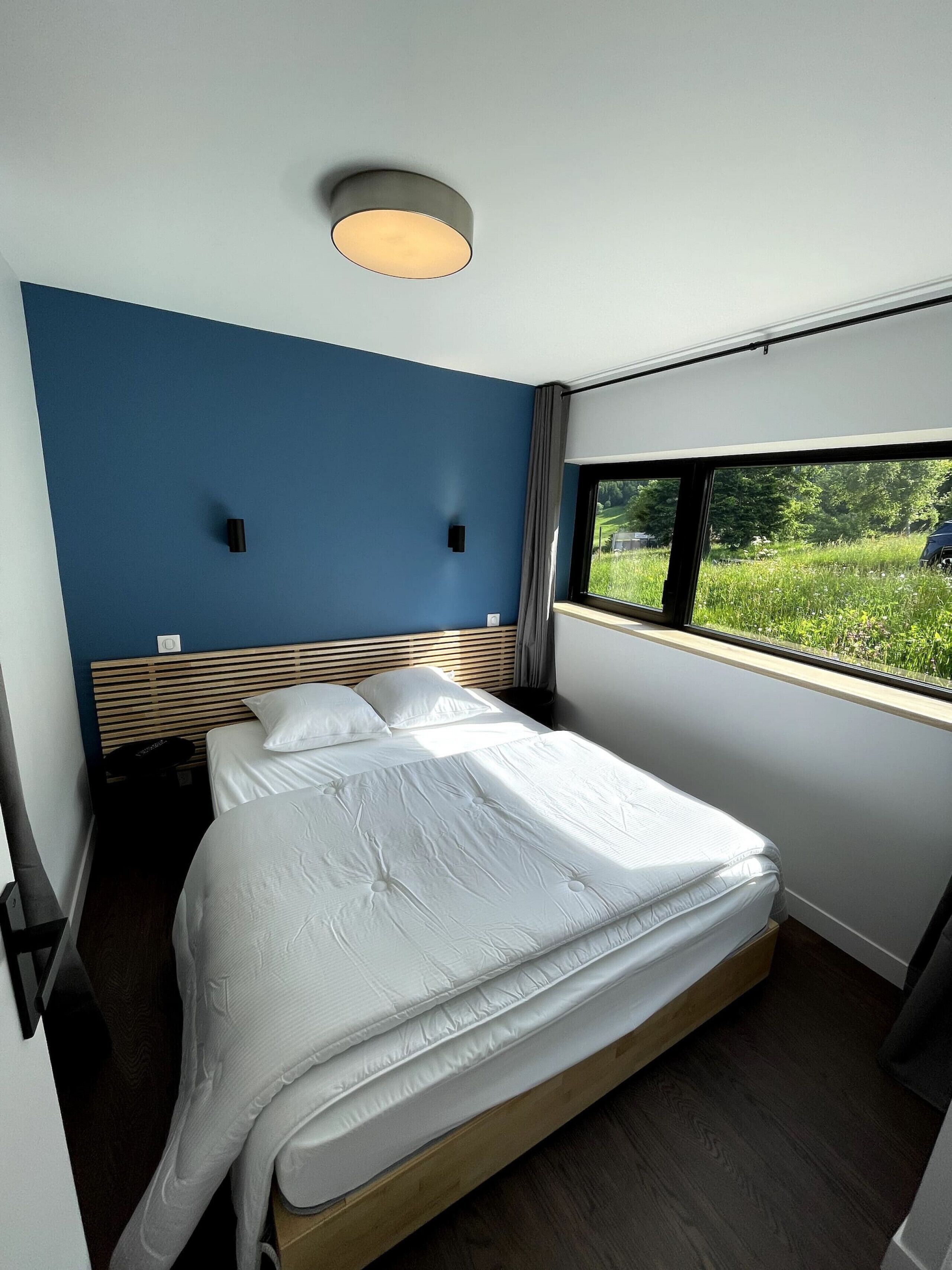 2 habitaciones, tabla de planchar con plancha y cuna de viaje 