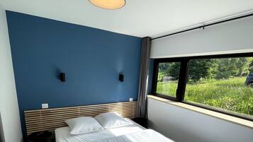 2 habitaciones, tabla de planchar con plancha y cuna de viaje