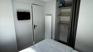 2 chambres, fer et planche Ă repasser, lit parapluie