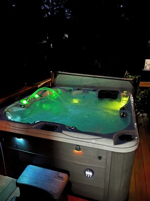 Outdoor spa tub - Nice little cabin at the lake. Full House. Hot tub, pet-Friendly! (Lexington)