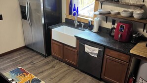 コーヒー / ティーメーカ  ー、冷蔵庫、電子レンジ、オーブン