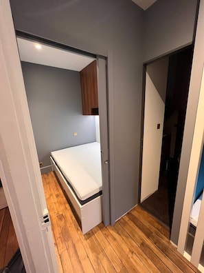 2 slaapkamers, een strijkplank/strijkijzer, reisbedje, gratis wifi