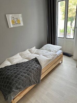 3 habitaciones, tabla de planchar con plancha y cuna de viaje 