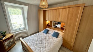 2 bedrooms, iron/ironing board, free WiFi
