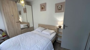 2 chambres, fer et planche à repasser, lit de bébé portatif