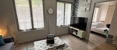 2 chambres, fer et planche à repasser, lit de bébé portatif