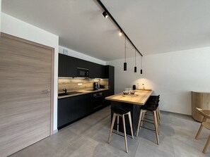 Refrigerador, horno, lavavajillas y tostadora 
