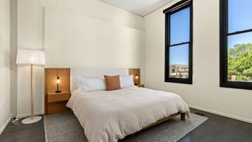 3 dormitorios, escritorio, tabla de planchar con plancha y cuna de viaje