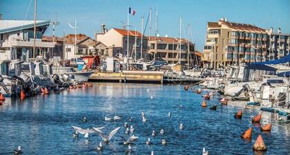 Air-conditioned apartment with loggia overlooking the port and sea view. 4 pers max /2 beds