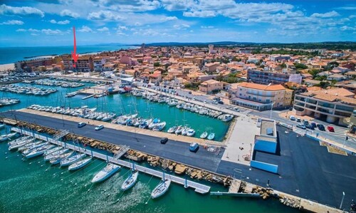 Air-conditioned apartment with loggia overlooking the port and sea view. 4 pers max /2 beds 