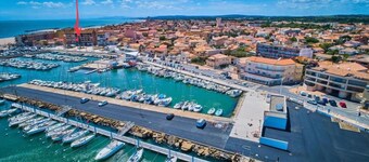 Air-conditioned apartment with loggia overlooking the port and sea view. 4 pers max /2 beds