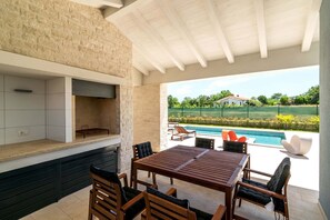 Outdoor dining - Villa Jan in Valbandon (Valbandon)