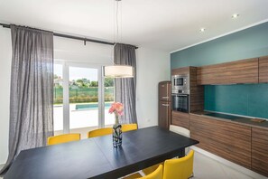 Fridge, microwave, oven, dishwasher - Villa Jan in Valbandon (Valbandon)