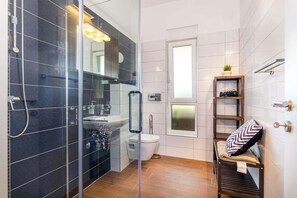 Shower, hair dryer, towels