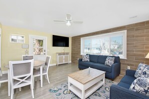 TV - 6 Villas- Pool- Walk to the Beach- Close to Times Square- Mermaid Tales Villas (Fort Myers Beach)