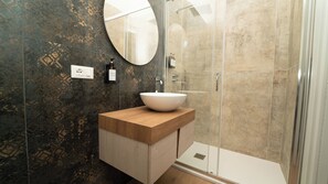 Pancuran mandi, hulu semburan mandi hujan, pengering rambut, bidet 