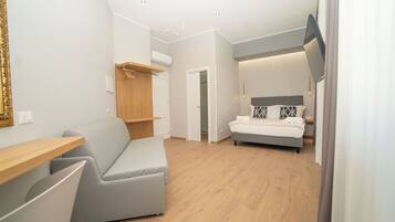 Comfort-sviitti, kaupunkinäköala | Italialaiset Frette-lakanat, ylelliset vuodevaatteet, untuvapeitot