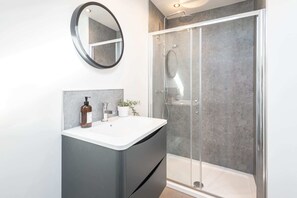 Douche, sèche-cheveux, serviettes fournies