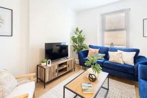 TV, offices - Host & Stay | Hithe House (Amble)