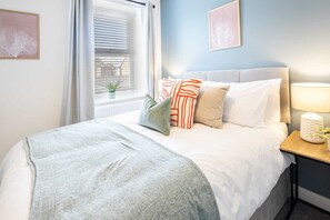 4 عدّة غرف نوم ومكواة/لوح كي وواي فاي وملاءات أسرّة