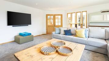 Télévision, jeux vidéo, lecteur de DVD, baby-foot