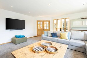 TV, videospill og kontorer